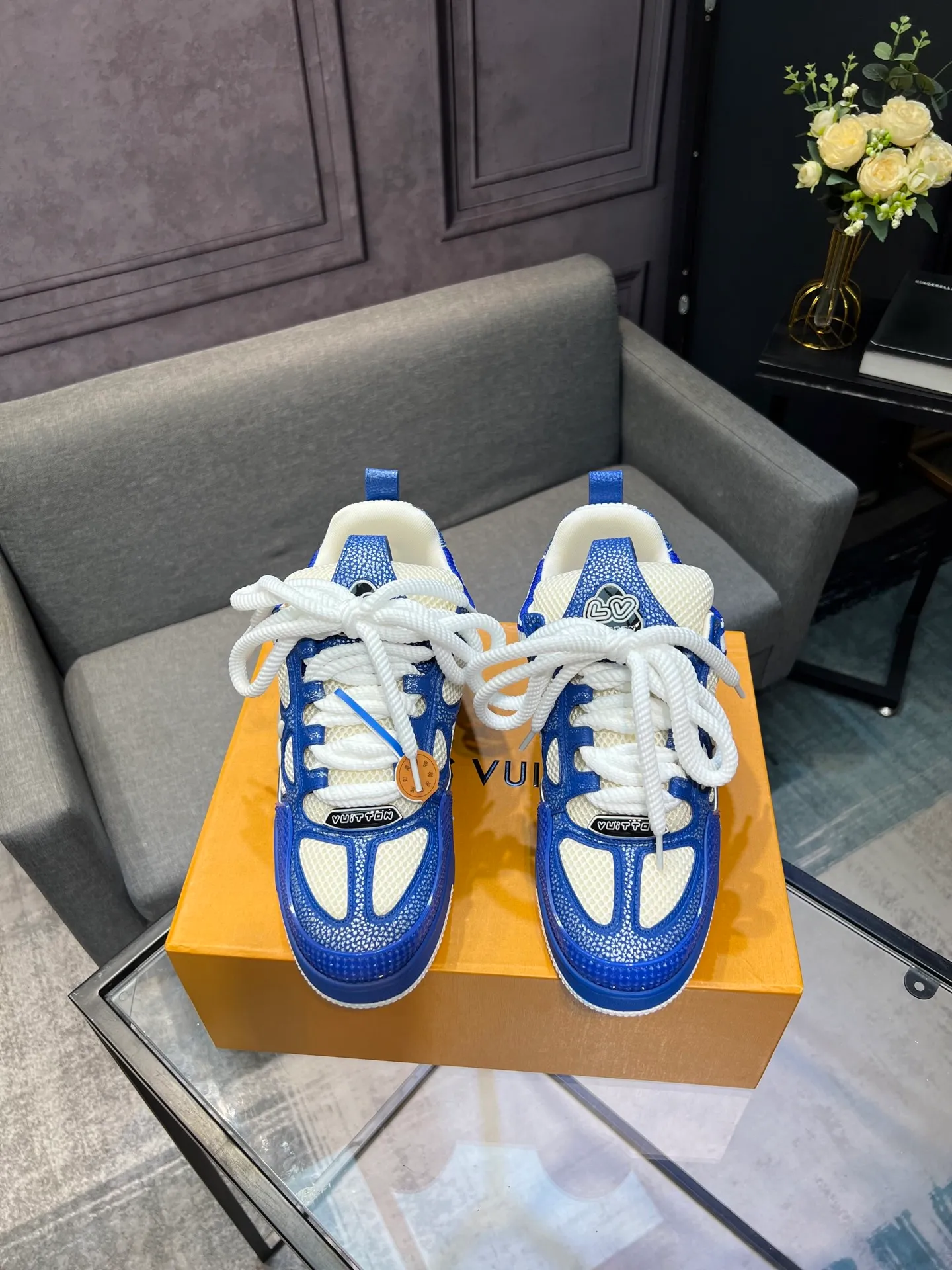 Men's men's shoes💰800 LV top version new style purchasing quality LV~Louis Vuitton LV TRAINER's best-looking sneakers, donkey brand strongly promotes new products, official website limited edition retro basketball sneakers! Both high-top and low-top models spent money to purchase 1:1 accurate reproductions of the originals. The details are invincible and full of sincerity. The imported custom-made original cowhide leather is the same as the original package. The details are 100% restored. The private model customizes the original one-piece TPU outsole. It is different from other brands. Without the original version, this effect cannot be achieved!                Men's and women's models 35-40 39-45 (46 is custom-made and cannot be returned or exchanged)